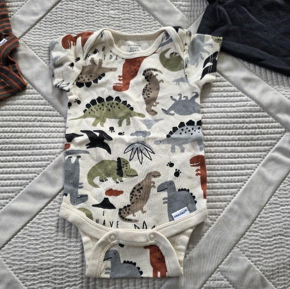🔥5 FOR $25🔥NWOT Gerber Baby Boy Dino Onesies 4 Pack 0-3months - Picture 3 of 11